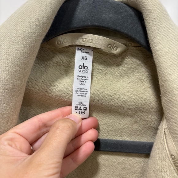 ALO Yoga Renown Cropped button down jacket - Picture 10 of 11